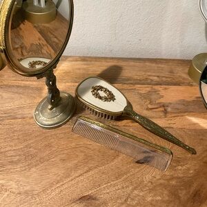 Mirror mirror on a stand